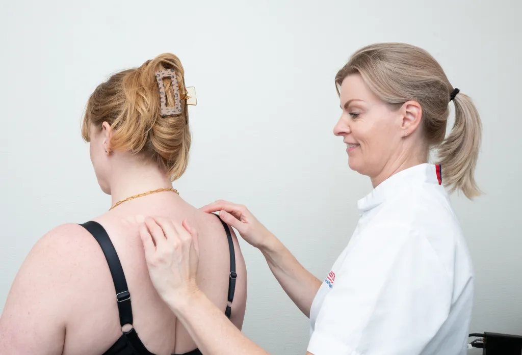 Plastisch chirurg Marjolein de Kraker onderzoekt haar patient Chantal