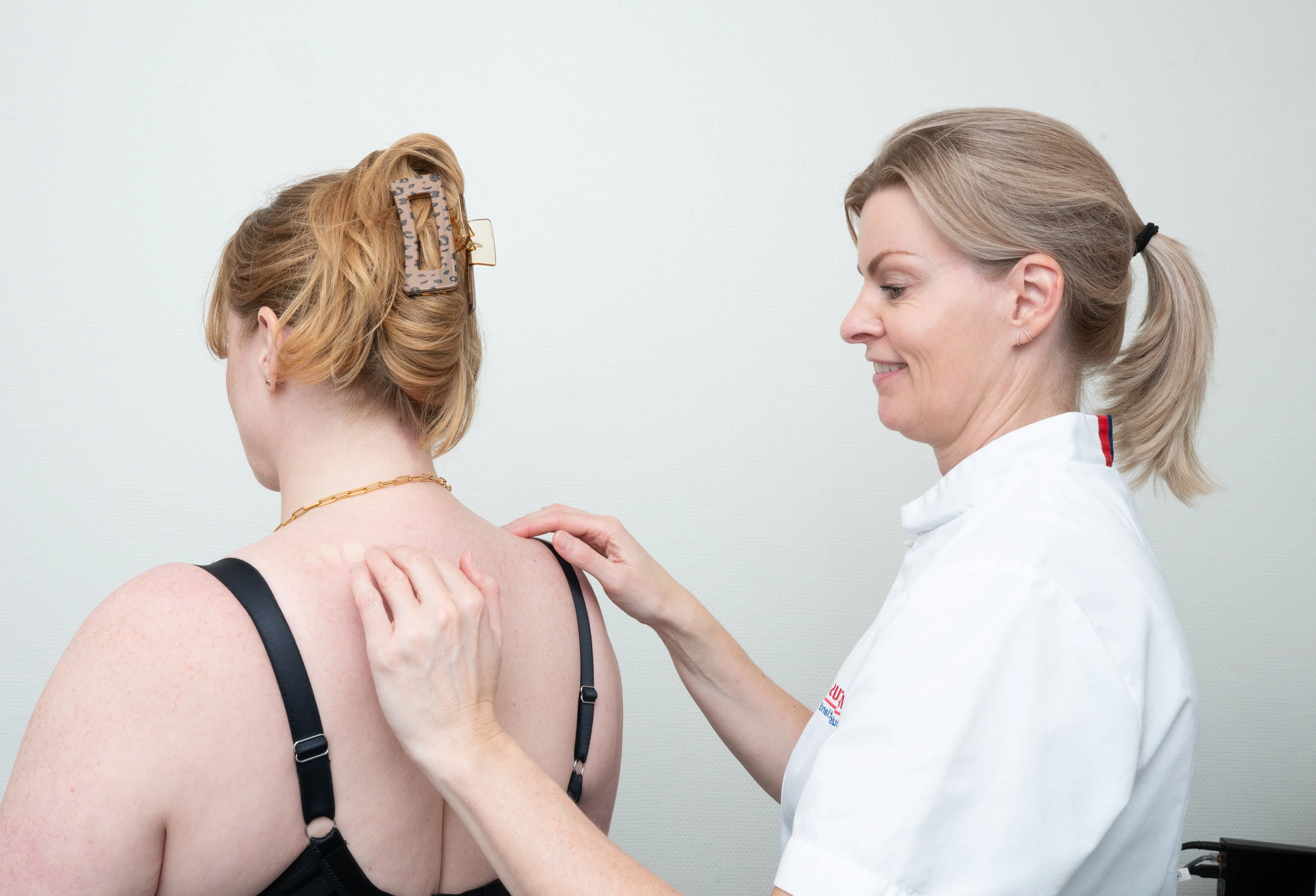 Plastisch chirurg Marjolein de Kraker onderzoekt haar patient Chantal